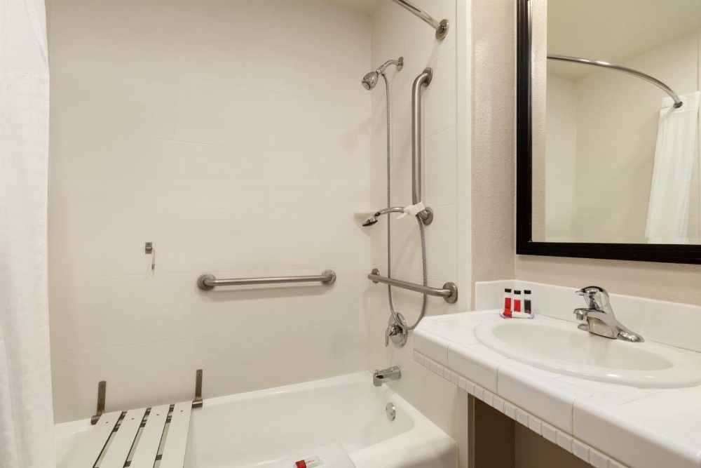 Room image 4